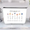 Detalle de este neceser de lona con flores de acuarela y citas motivadoras impresas - Dios Dice Que Eres Floral Religioso
