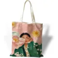 Dettaglio di un dipinto a olio vintage di ragazza su una grande borsa tote in tela - Ragazza con Fiori Rosa (jiayingstd312) / 34x39