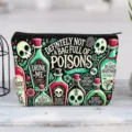 Detalle del neceser de lona gótico con diseños únicos de frascos de veneno y calaveras - Definitivamente No Venenos Calavera Gótica