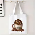 Primer plano de un bolso de lona blanca con estampado de perro salchicha y café en un gancho - Teckel en Taza de Café (jiayingstd363) / 34*39cm