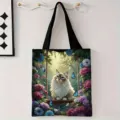 Vista detallada de una bolsa de lona premium con una ilustración artística de un gato. - Gato Ragdoll en Columpio de Jardín (jiayingstd369) / 34*39cm