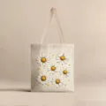 Primer plano de un bolso de lona crema con vivos estampados de margaritas blancas - Patrón de Margarita Blanca (jiayingstd118) / 34*39cm