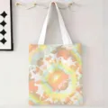 Bolso de lona con patrón de espiral tie-dye colorido y asas blancas colgado en la pared - Estilo Tie-Dye Espiral Amarillo (jiayingstd165) / 34x39cm