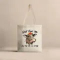 Primer plano del diseño de vaca con corona de flores impreso en bolsa de lona crema - Vaca Con Guirnalda de Flores (jiayingstd125) / 34*39cm