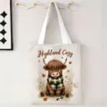 Bolso de lona blanco con una linda vaca de las tierras altas y bufanda a cuadros verde. - Vaca de las Tierras Altas Con Bufanda Verde (jiayingstd153) / 34x39cm