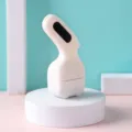 Primer plano detallado del bonito sello de privacidad blanco con cuerpo de plástico curvado. - Blanco puro