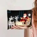 Detailansicht einer großen Polyester-Kosmetiktasche mit festlichem Weihnachtsmann-Motiv - Schlitten Weihnachtsmann Stil (jiayingpbb0842)