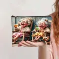 Detail van een grote canvas make-uptas met een cartoonprint van oude dames. - Hartelijk Lachen op Schommelstoel Stijl (jiayingpbb0714)