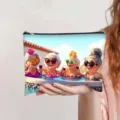 Detail van levendige cartoonprint op een grote canvas make-uptas voor dames - Zwembad Proost Feest Stijl (jiayingpbb0716)