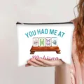 Detail van een witte polyester make-uptas met de print 'YOU HAD ME AT Mahjong' - Wit (You Had Me At Mahjong)