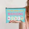 Gedetailleerd overzicht van een lichtblauwe polyester toilettas met Mahjong print en rits - Lichtblauw (The One Where I Get A Mahjong)