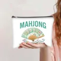Detailopname van witte polyester make-uptas met groene Mahjong-print en zwarte rits - Wit (Mahjong Waaier Patroon)