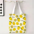 Vista detallada del bolso de lona con vibrantes estampados de limones amarillos y texto - Limón / 34x39cm