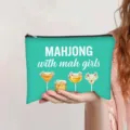 Turquoise make-uptas met 'MAHJONG with mah girls' tekst en cocktailillustratie - Groenblauw (Mahjong With Mah Girls)