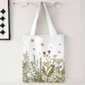 Primer plano de bolsa de tela con estampado floral colgada en la pared - Pastoral Floral / 34x39cm