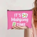 Gedetailleerd overzicht van roze polyester make-uptas met 'IT'S Mahjong TIME'-print - Roze (It's Mahjong Time)