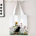 Detalle de bolsa de lona blanca con estampado de gato negro y jardín de girasoles - Gato Negro y Girasoles / 34x39cm