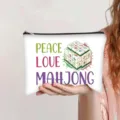 Detailweergave van witte polyester make-uptas met Peace Love Mahjong grafische print - Wit (Peace Love Mahjong)