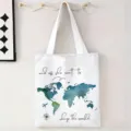 Primer plano de bolsa de lona blanca con mapa del mundo en acuarela colgada de un gancho - Mapa del Mundo en Acuarela Azul / 34x39cm