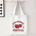 Vista detallada del estampado Strawberry Festival en una bolsa de lona blanca eco - Fresa Retro / 34x39cm