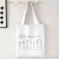 Primer plano de bolsa de lona estampada colgada de un gancho - Botánico Hecho a Mano Inspirador / 34x39cm
