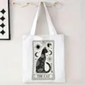 Primer plano de una bolsa de lona blanca con un diseño místico de tarot de un gato negro. - Tarot de Gato Negro (jiayingstd251) / 34x39cm