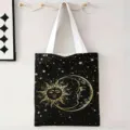 Detalle del bolso tote de lona negra con un estampado artístico dorado de sol y luna - Boho Astrología Sol Luna / 34x39cm
