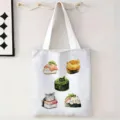 Detalle de una bolsa de lona blanca con lindos estampados de sushi de gato colgada en pared - Sushi de Gato (jiayingstd253) / 34x39cm