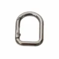 Vue détaillée de la boucle en fer à cheval en alliage de zinc et mousqueton ovale. - L / Argent