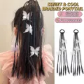 Primo piano di extension per capelli sintetiche a treccia con farfalle per bambini - 1 Paio / Bianco
