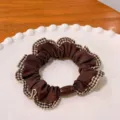 Κοντινό πλάνο σε vintage καφέ scrunchie με καρό σχέδιο και βολάν στις άκρες - Στυλ Καρό / Καφέ