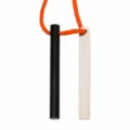 Vue détaillée de la barre de magnésium avec grattoir en acier et cordon orange. - Moyen avec grattoir en acier et corde réfléchissante
