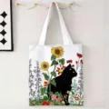 Vista detallada del estampado de gato negro y girasoles en la bolsa de lona blanca. - Denso Multicolor Gato Negro Girasol / 34x39cm
