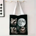 Elegante bolsa de lona con estampado único de mapache y luna para compras ecológicas y chic - Tres Mapaches Luna Llenas / 34x39cm