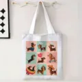 Detalle de un bolso de lona blanca con nueve coloridos personajes de perro salchicha. - Cuadrícula de Teckel (jiayingstd263) / 34x39cm
