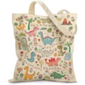 Vista detallada del vibrante estampado de dinosaurios en un bolso de lona grueso. - 卡通恐龙插画款式(jiayingstd190) / 34*39cm