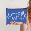 Blauwe polyester toilettas met witte Smile-tandafbeelding en veilige zwarte rits - Blauw (Smile Tandheelkundig Thema)