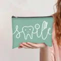 Mintgroen bedrukte polyester toilettas met lach tand ontwerp en een ritssluiting - Roze (Smile Tandheelkundig Thema)