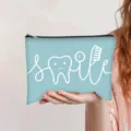 Lichtblauwe polyester cosmetische tas met creatieve glimlach tand print en ritssluiting - Cyaan (Smile Tandheelkundig Thema)