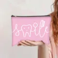 Roze polyester make-uptas met witte glimlach en cartoon tandafdruk grafisch ontwerp - Rozig (Smile Tandheelkundig Thema)