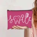 Roze polyester make-uptasje met witte smile en tandenprint design en zwarte rits - Dieproze (Smile Tandheelkundig Thema)