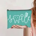 Groenblauwe polyester cosmetische tas met een schattig Smile-ontwerp met een tand - Blauw (Smile Tandheelkundig Thema 2)