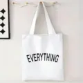 Bolso tote de lona blanca minimalista con el diseño de texto EVERYTHING en negro - Letras Mayúsculas Minimalistas / 34x39cm