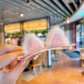 Nahaufnahme von süßen Plüsch Katzenohren Haarklammern in Rosa und Weiß - Ein Paar / Rosa