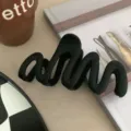 Minimalist matte black wavy zigzag hair claw clip for chic ponytail or bun styles - Large (10.5cm) / Matte Black