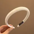 Elegante cerchietto imbottito color crema con trama in tessuto a rete ed etichetta - Bianco