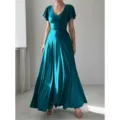 Vista detallada del elegante vestido largo verde azulado con mangas abullonadas y cuello en V. - XXS / Vestidos largos azul verdoso
