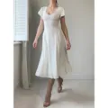 Élégante robe midi blanche col V pour femmes, design stylé à manches volantées pour été. - Robes midi blanches