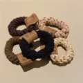 Vista dettagliata di elastici per capelli intrecciati con etichette in pelle fatte a mano - Set da 5 Pezzi / Combo Multicolore