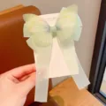Elegante pinza para el pelo de mariposa verde claro con cinta larga y alas de malla - Mariposa de Gasa Verde